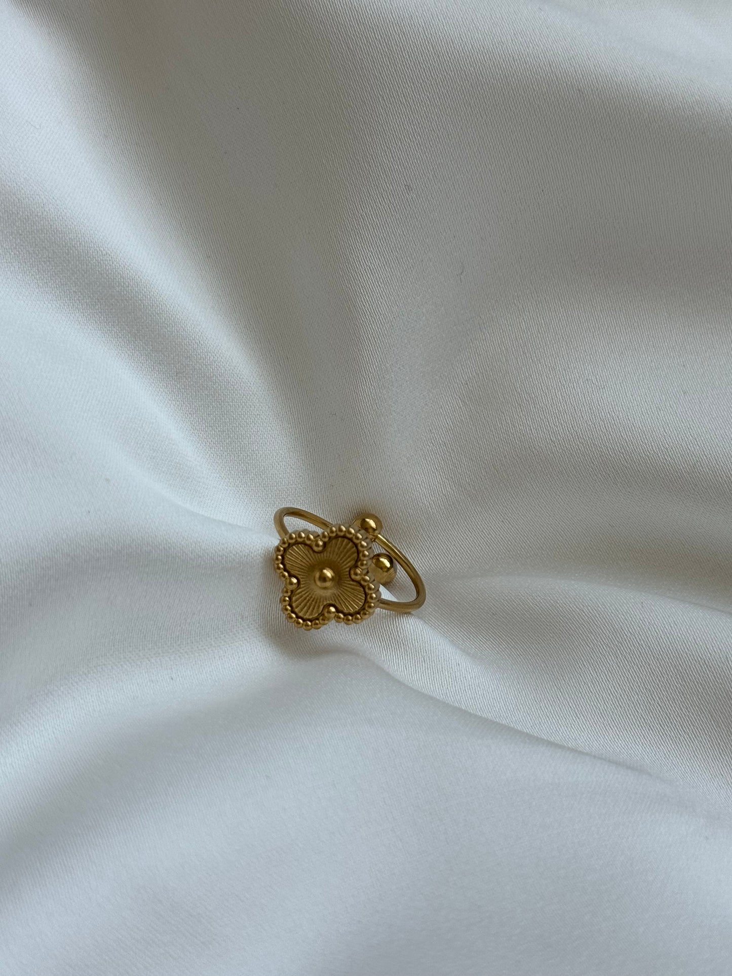 Sun clover ring