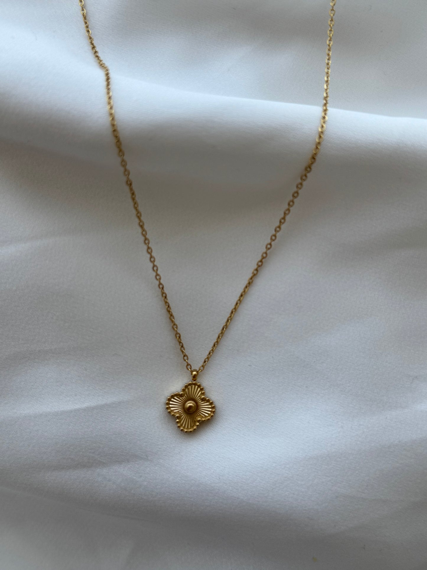 Sunset clover necklace