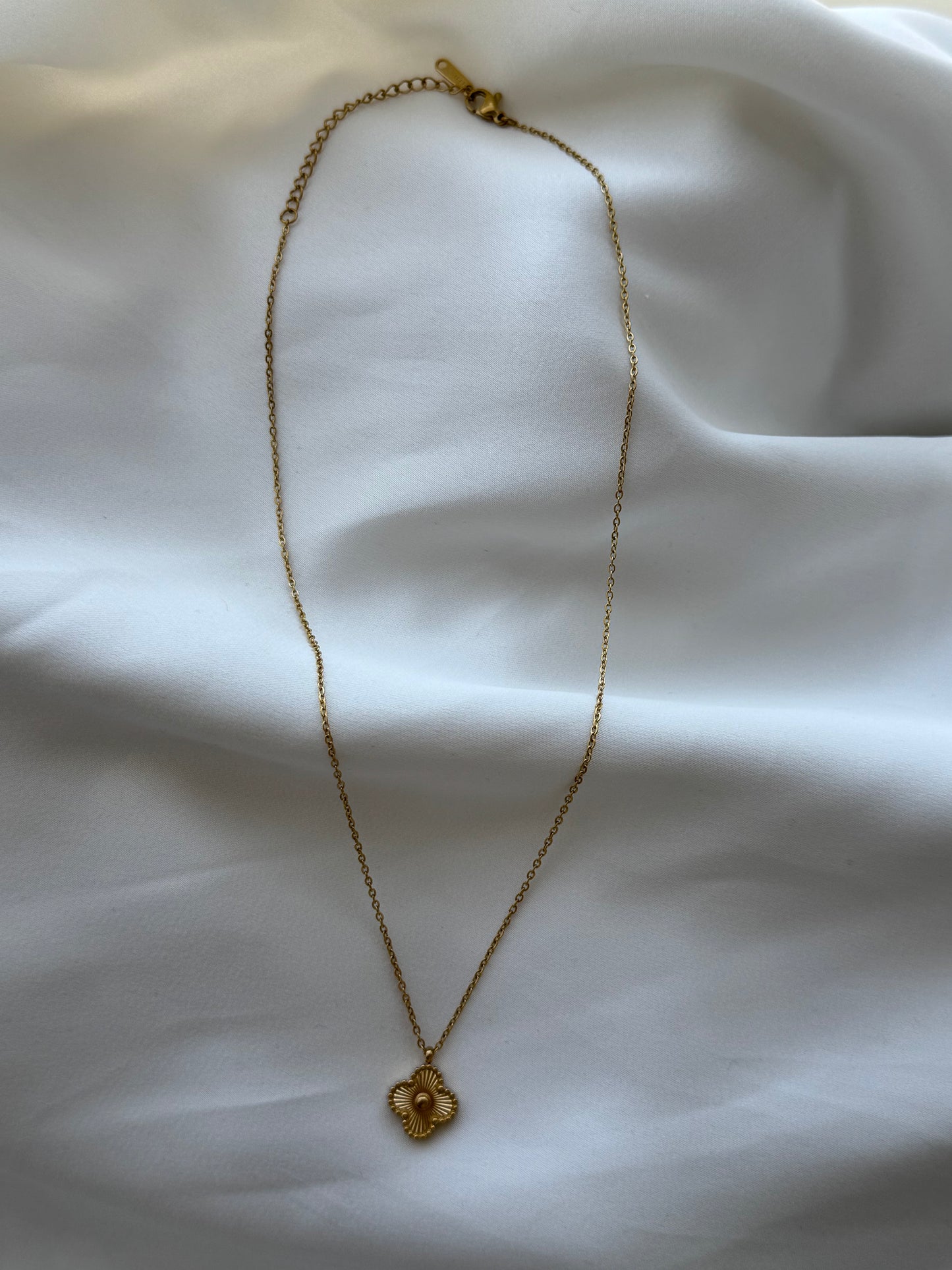 Sunset clover necklace