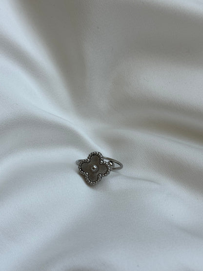 Moon clover ring