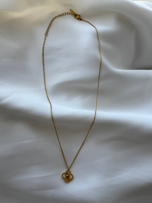 Sunset clover necklace